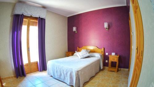 阿尔玛格鲁Hs San Francisco - CÉNTRICO的一间卧室配有一张床和紫色的墙壁