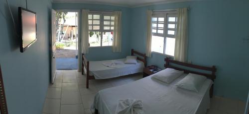 塞拉内格拉大峡谷庄园酒店的一间卧室设有两张床和两个窗户。