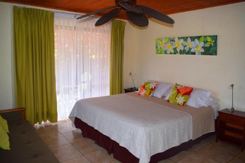 安加罗阿马拉埃卡瓦尼亚斯普利米尔酒店的一间卧室配有一张床和吊扇