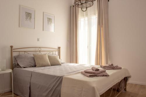 阿里拉斯Ayerina semi-detached Villas的一间卧室配有带毛巾的床
