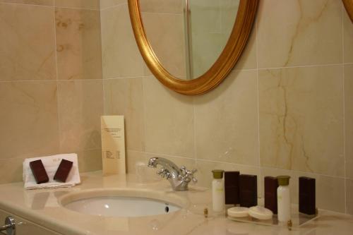 马尔萨拉帕里斯大酒店的浴室配有带镜子的盥洗盆和镜子