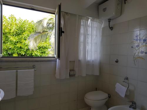索伦托卡利梅拉别墅公寓的一间带卫生间和窗户的浴室