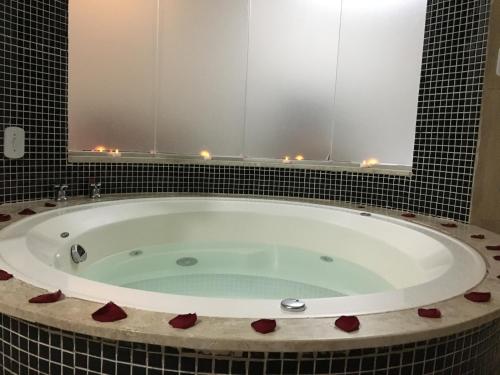 ParanaíbaCast Comfort Hotel的浴室内设有一个红色的浴缸