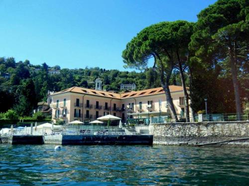 梅纳Brand new and elegant residence on Lake Maggiore的水体边的大建筑