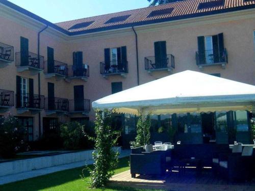 梅纳Brand new and elegant residence on Lake Maggiore的大楼前的白色雨伞