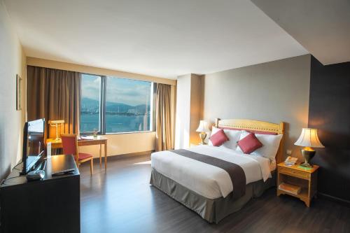 香港华大盛品酒店的酒店客房设有一张床和一个大窗户