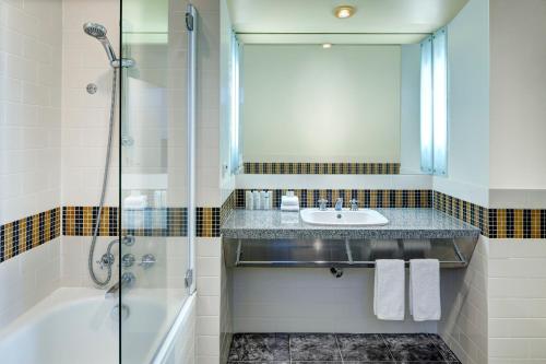 Heritage Auckland, A Heritage Hotel的一间浴室