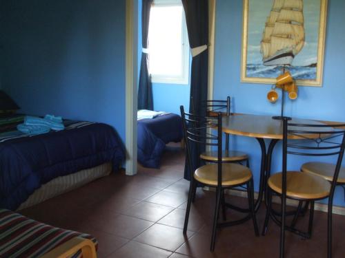 美洲河卡苏阿利纳海滨居所酒店的配有桌椅和床的房间