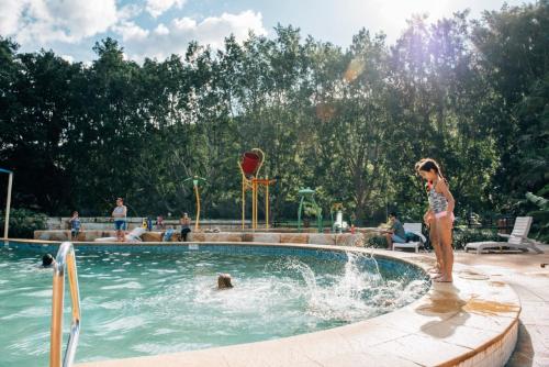 威斯曼菲瑞德尔里奥河畔度假酒店 的一名在游泳池玩耍的小孩