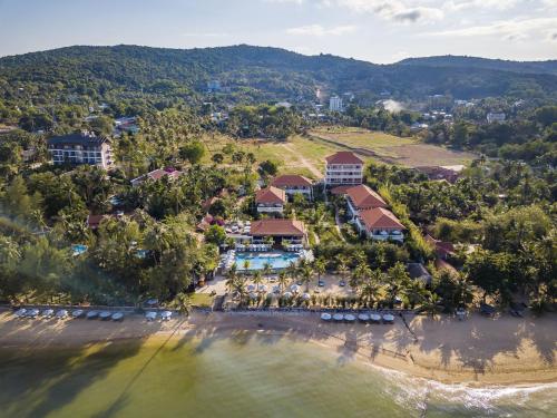 富国高槐别墅酒店的海滩上的度假村的空中景致