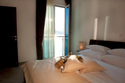苏托莫雷爱上生活酒店的一间卧室设有一张大床和窗户