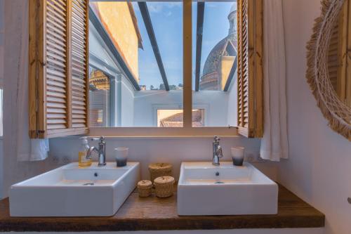 尼斯Ze Perfect Place - Vieux Nice - Exceptionnel Appartement - Calme et Terrasse avec vues的带2个窗户的浴室内的2个盥洗盆