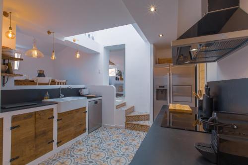 尼斯Ze Perfect Place - Vieux Nice - Exceptionnel Appartement - Calme et Terrasse avec vues的厨房配有水槽和炉灶 顶部烤箱