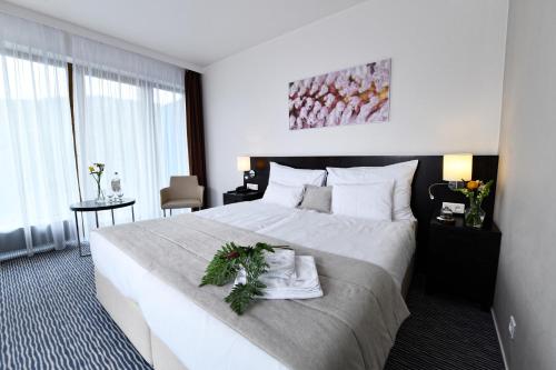 多尔尼莫拉瓦健康百事达酒店的酒店客房,配有一张带圣诞花圈的床