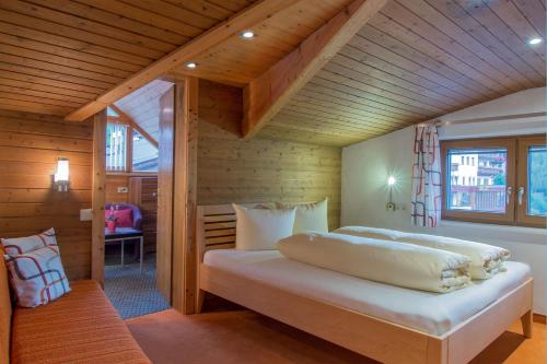 瑟弗浩斯Apart EVA的木制客房内的一间卧室配有一张大床