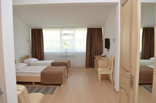 雅罗斯拉夫尔Park-Hotel Diyevo Gorodishche的一间卧室配有两张床和镜子
