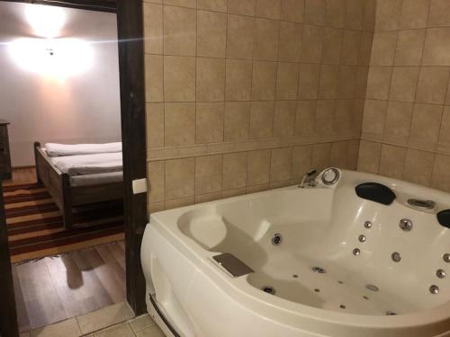 科瓦切维卡Bazoteva House的卧室浴室内的白色大浴缸