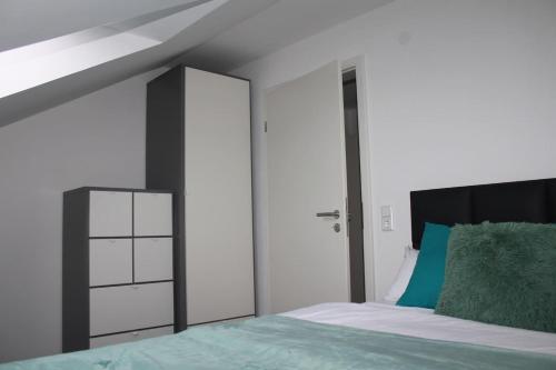 巴林根FeWo Azur Balingen的一间卧室配有一张带黑白床头板的床