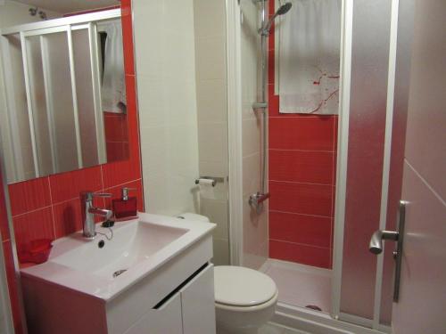 多列毛利诺斯CARIHUELA BEACH的浴室配有卫生间、盥洗盆和淋浴。