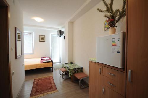 奥赫里德Villa Centar Ohrid的小客房设有带一张床和一张书桌的卧室