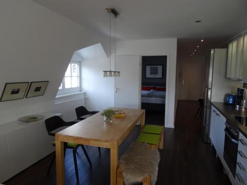柏林Design Apartment的厨房以及带桌椅的用餐室。