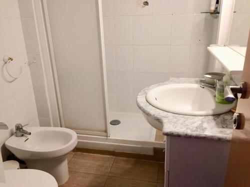 滨海阿雷尼斯BarcelonaVacances-Katrin的浴室配有卫生间、盥洗盆和淋浴。