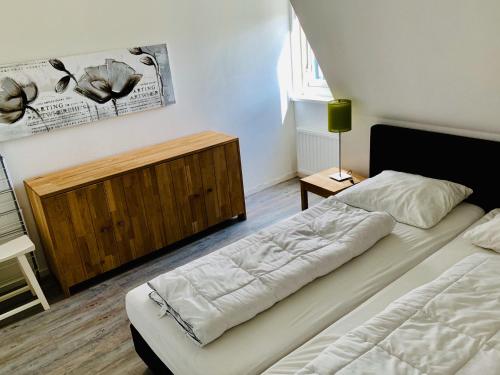 霍勒姆第一斯图瓦酒店的一间卧室设有两张床和木制橱柜