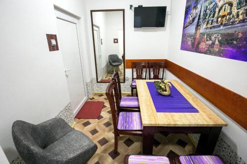苏博蒂察Hostel Put Svile的一间带桌子和椅子的用餐室
