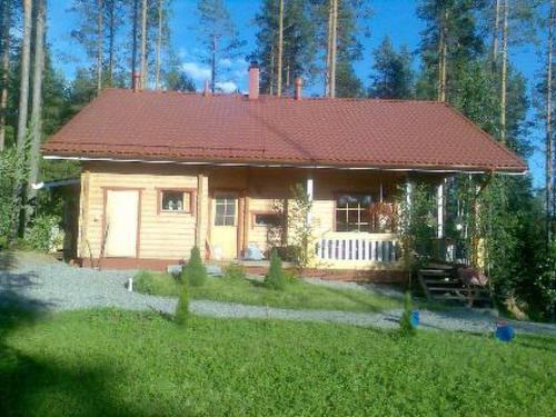 SulkavaHoliday Home Käkiharju by Interhome的院子中一座红色屋顶的小房子