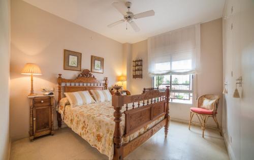 圣地亚哥德拉里贝拉Apartamento con vistas al mar的一间卧室配有一张床和吊扇