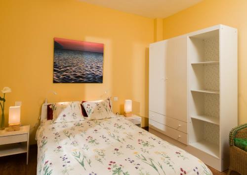 拉奥罗塔瓦Estudio rural - Nature & Relax的一间卧室配有一张带两盏灯和架子的床。