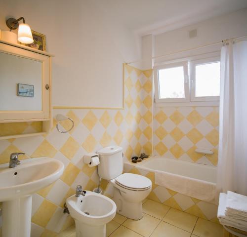 拉奥罗塔瓦Estudio rural - Nature & Relax的浴室配有盥洗盆、卫生间和浴缸。