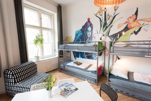 柏林城艺术旅舍客房内的一张或多张双层床