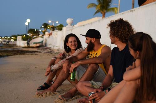 科苏梅尔Hostel Auikyani的一群人坐在海滩上