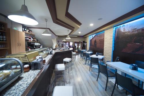 特鲁希略胡里奥旅馆的一间带桌椅的餐厅和一间酒吧