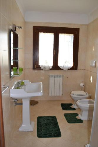 巴列塔Villa helios的一间带水槽和卫生间的浴室