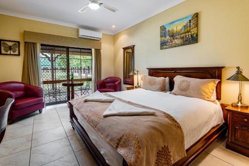 罗马奥弗兰德家园汽车旅馆的一间带大床的卧室和一个阳台