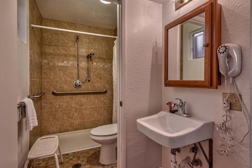 诺加利斯Siesta Motel的一间带水槽、卫生间和镜子的浴室