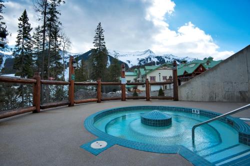 弗尼蜥蜴溪旅馆 的一座位于庭院内的游泳池,庭院内以群山为背景