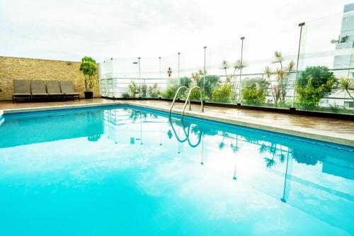 利马何塞安东尼奥行政酒店的一座大楼顶部的游泳池