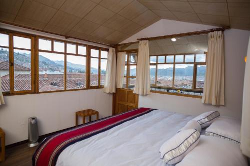 库斯科MOAF Cusco Boutique Hotel的一间设有床铺的卧室,位于带窗户的房间内