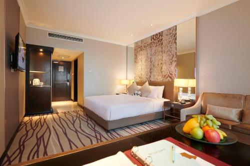 吉隆坡吉隆坡帝盛酒店的酒店客房,配有床和沙发