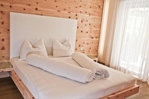 纳图尔诺El Paradiso的木墙客房的一张床位
