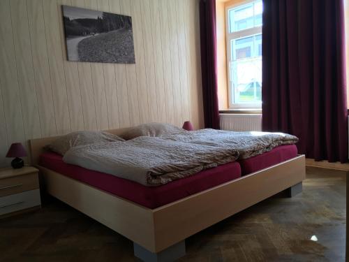 蒙绍Ferienhaus Bendsieferhof的卧室内的一张床位,带窗户