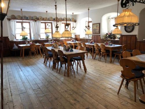 克罗伊特祖尔波斯特酒店的用餐室配有木桌和椅子