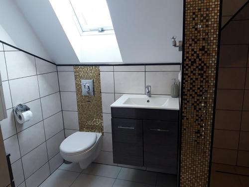 希维拉杜夫-兹德鲁伊Apartamenty Krótka 3的一间带卫生间和水槽的浴室