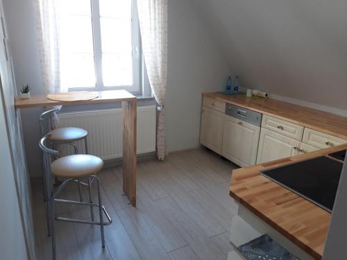 希维拉杜夫-兹德鲁伊Apartamenty Krótka 3的厨房配有柜台、凳子和桌子