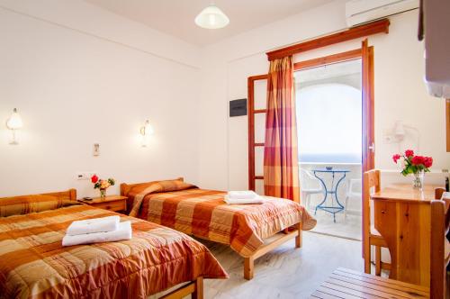 伊奥斯乔拉双子村庄旅馆的酒店客房设有两张床和窗户。
