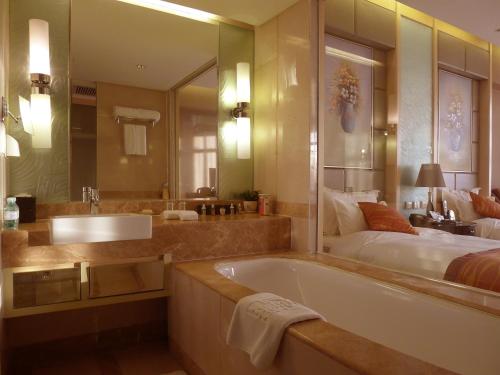 北京北京文津国际酒店的带浴缸和床的浴室