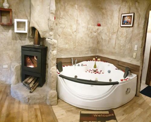 昆卡MOLINO DEL PUENTE的一间带炉灶的客房内的浴缸